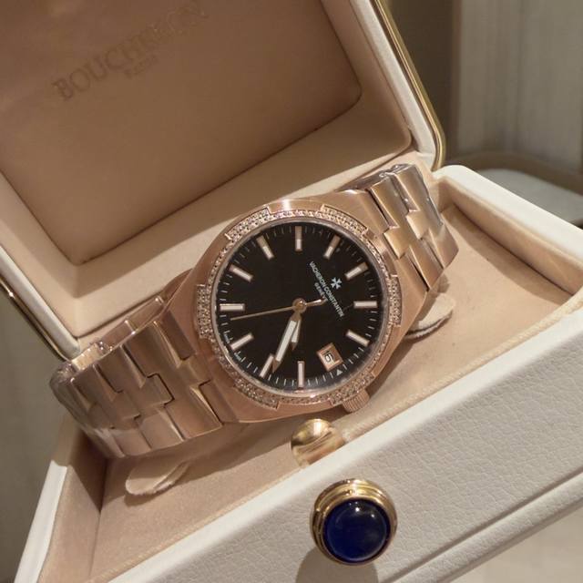光圈 .玫 钻40 Vacheron Constantin江诗丹顿纵横四海系列:原装进口石英机芯,简约大三针设计,旭日纹缎拉丝工艺处理,搭配蓝宝石镜面防刮花,深 光圈 .玫 钻40 Vacheron Constantin江诗丹顿纵横四海系列:原装进口石英机芯,简约大三针设计,旭日纹缎拉丝工艺处理,搭配蓝宝石镜面防刮花,深