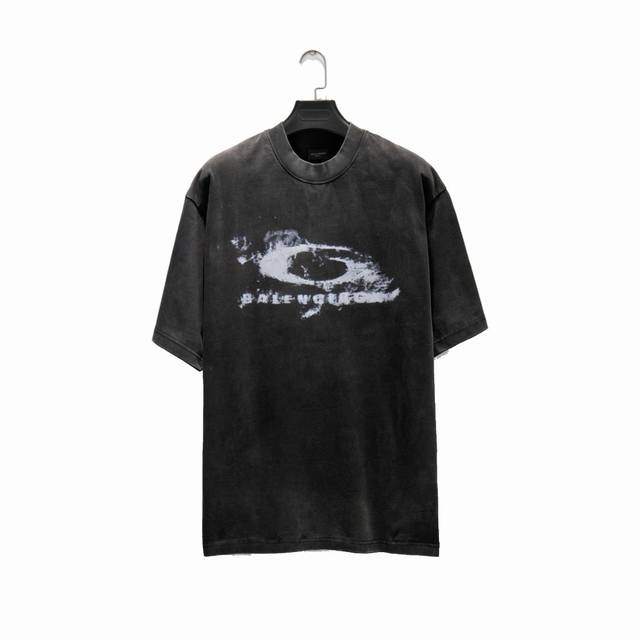 Balenciaga 巴黎世家 26Ss水洗做旧白墨直喷短袖 采用32支双纱 260克重面料 进口针织针梳棉进行制作，厚度适中，有垂感又有轮廓型，上身就是一个舒