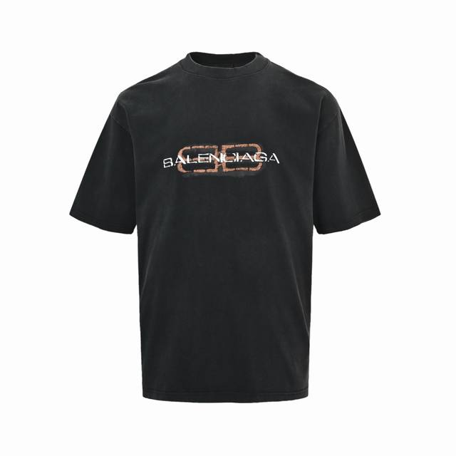 Balenciaga 巴黎世家Bb Icon印花短袖 定制密织平纹针织料，采用胶浆涂鸦印花，胸前印花经过三次菲林网板修改，使用胶浆液体涂料在织物上打印图案，烘烤