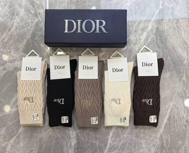 迪奥Dior 高品质 ％100 纯棉袜子上脚非常舒适 抗菌吸汗透气 送人或自用都值得推荐 高端系列、穿着舒适透气～时尚大气 百搭款 一盒5双