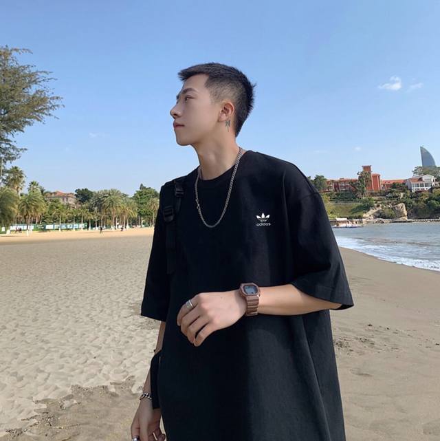 W2260# Adidas classic short-sleeved T-shirt, a timeless classic. Classic Adidas