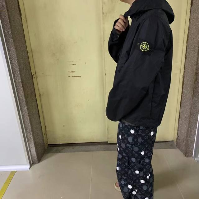 8856# Stone Island 3L-Tc Material Hooded Windbreaker Jacket Color: Black Size: M