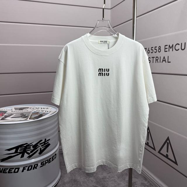 Miu Miu*2026春夏新款 洗水磨破320克圆领短袖Tee 男女同款宽松版 工艺:硅胶 颜色 :洗水黑色 洗水白色 尺码 :S M L Xl Xxl 尺码