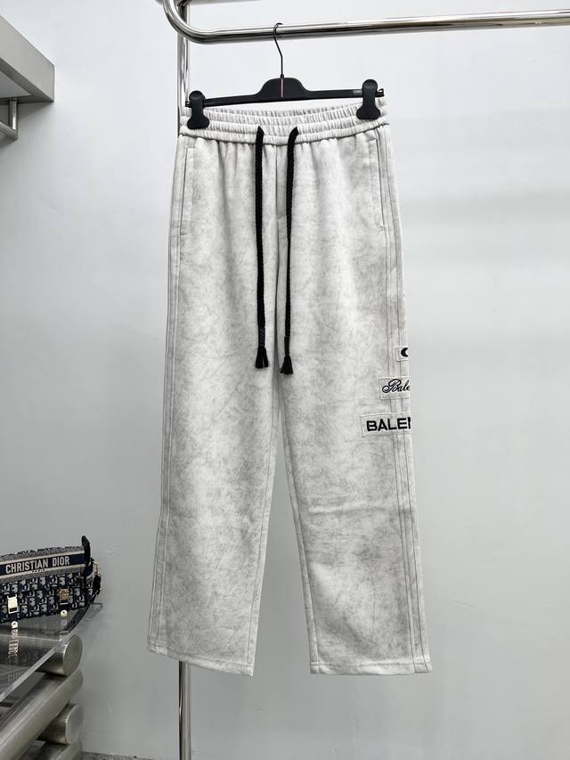 Balenciaga*巴黎 2026春季新款休闲裤！官网同步发售。品牌经典Logo休闲裤 ，定制面料，舒适度极好，手触感强烈，辨识度极高，完美品相工艺。 尺码：