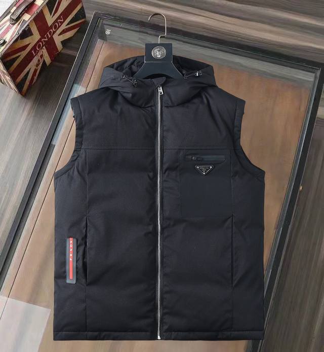 普拉达 秋冬新款羽绒服。这款号称羽绒服届专业的，三标齐全全部90绒的。带着经典的Logo组合搭配，第一眼看到就是满满的视觉冲击，保暖性能更出色，轻便不厚重，且压