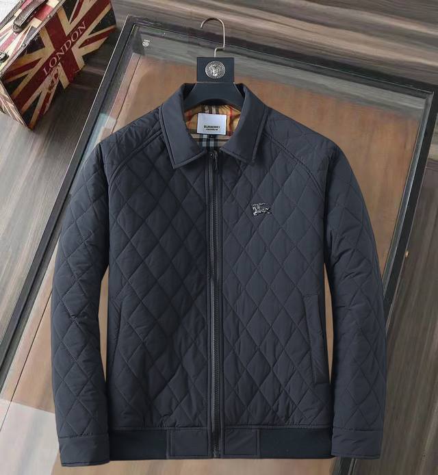 巴宝莉 新款棉服休闲夹棉服外套，最新时尚休闲时尚夹克外套基础常规的连帽夹克版型裁剪，上身百搭简约不挑人，轻松应对各种场合与环境，属于日常通勤必备的臻品无疑尺码：