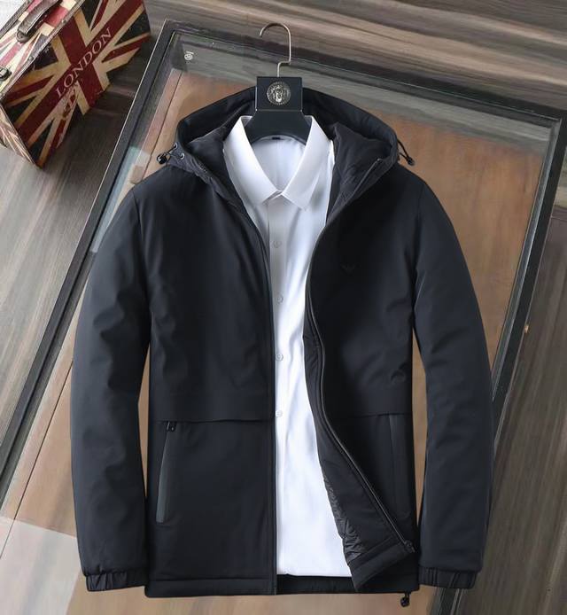 阿玛尼 新款棉服休闲夹棉服外套，最新时尚休闲时尚夹克外套基础常规的连帽夹克版型裁剪，上身百搭简约不挑人，轻松应对各种场合与环境，属于日常通勤必备的臻品无疑尺码：