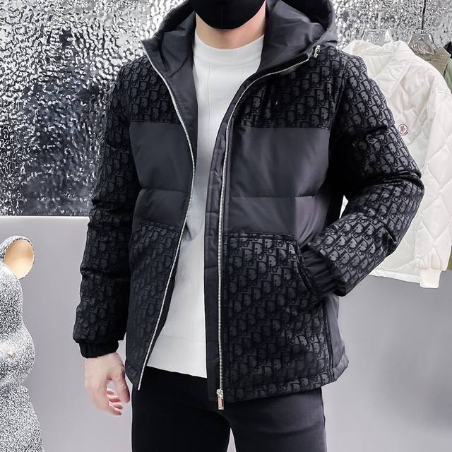 支持年后退换 迪奥 官网款新款羽绒服。这款号称羽绒服届最高端的，全部90绒的三标齐全带着经典的Logo组合搭配，第一眼看到就是满满的视觉冲击，保暖性能更出色，轻