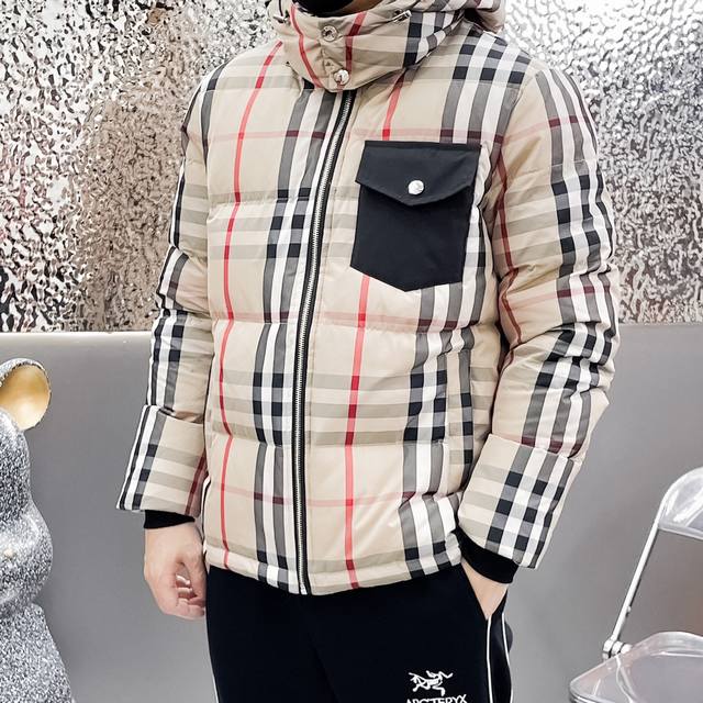 支持年后退换 巴宝莉 官网款新款羽绒服。这款号称羽绒服届最高端的，全部90绒的三标齐全带着经典的Logo组合搭配，第一眼看到就是满满的视觉冲击，保暖性能更出色，