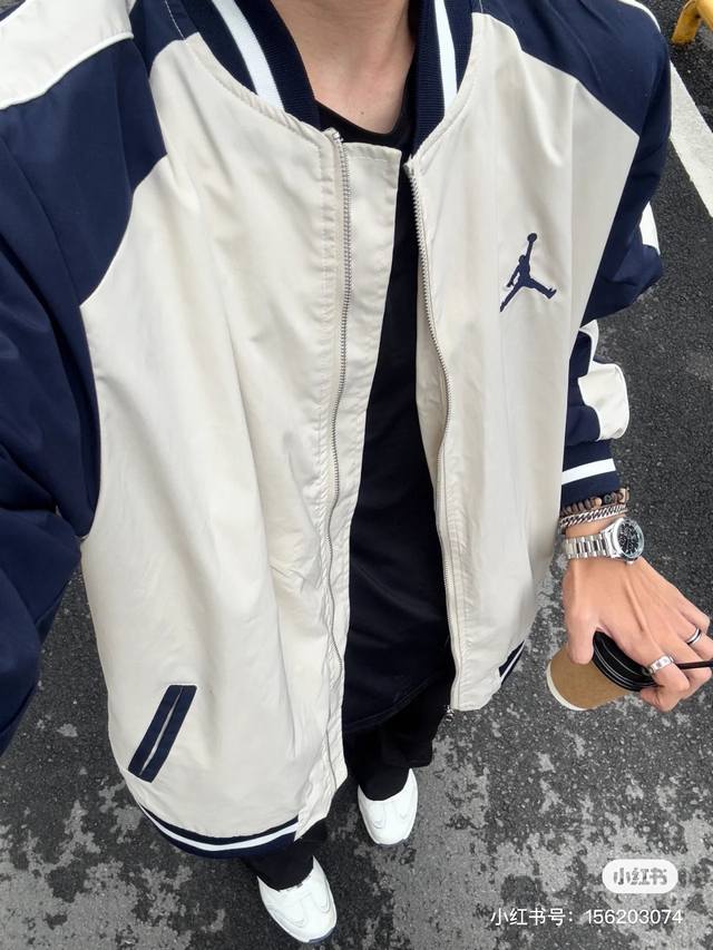 上新 海外版乔丹棒球领情侣款男女同款男士万针刺绣Logo背后镂空Jordan Air刺绣字母、正面标刺绣飞人图案夹克外套撞色拼接袖子！领口撞色针织领！逼格满满
