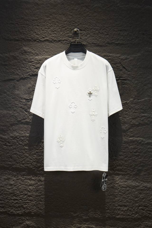 款号:7293# Chrome Hearts 重工磨破贴布绣皮标五金短袖 Os版型真的很迷人 克罗心也真的是绝绝子 每一季新品版型都做到极致 实穿度很高,随意搭 款号:7293# Chrome Hearts 重工磨破贴布绣皮标五金短袖 Os版型真的很迷人 克罗心也真的是绝绝子 每一季新品版型都做到极致 实穿度很高,随意搭