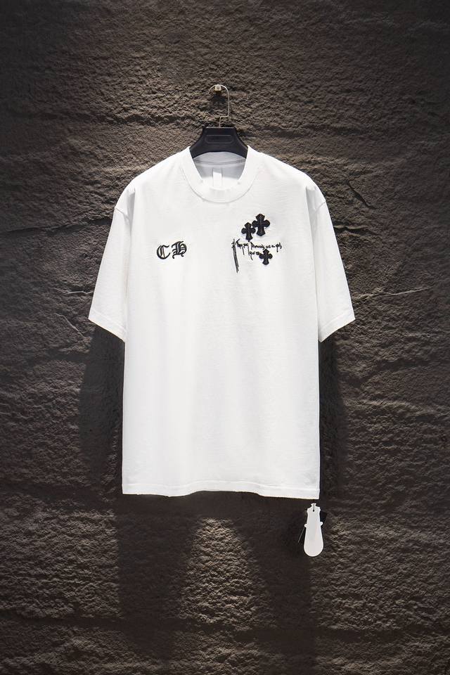 款号:7289# Chrome Hearts 重工磨破水洗贴布绣短袖 Os版型真的很迷人 克罗心也真的是绝绝子 每一季新品版型都做到极致 实穿度很高,随意搭都N 款号:7289# Chrome Hearts 重工磨破水洗贴布绣短袖 Os版型真的很迷人 克罗心也真的是绝绝子 每一季新品版型都做到极致 实穿度很高,随意搭都N