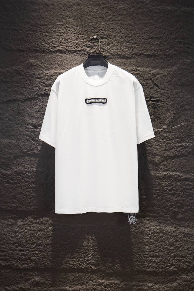 款号:7288# Chrome Hearts 重工磨破水洗贴布绣短袖 Os版型真的很迷人 克罗心也真的是绝绝子 每一季新品版型都做到极致 实穿度很高,随意搭都N 款号:7288# Chrome Hearts 重工磨破水洗贴布绣短袖 Os版型真的很迷人 克罗心也真的是绝绝子 每一季新品版型都做到极致 实穿度很高,随意搭都N