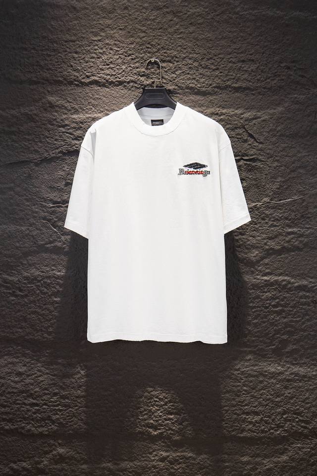 款号：5249# 巴黎世家重做旧磨破中空绣短袖 Os版型真的很迷人 巴黎世家也真的是绝绝子 每一季新品版型都做到极致 实穿度很高，随意搭都Nice 100%棉