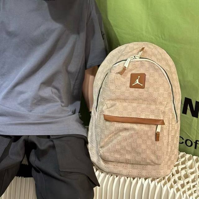 Aj乔丹老花帆布满印双肩包单肩包学生书包男女同款。 包包用料厚实 上身也非常好看。 绝对好包 拿到手就知道不是小厂能比拟的 细节 五金都非常到位。 绝对潮人必备