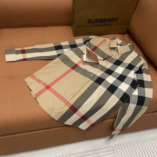 Burberry巴宝莉不对称格纹长袖衬衫 衬衣版型采用原版调节 面料采用100%纯棉格纹原版定制面料 红外线定位裁剪 门襟 前后幅和双袖皆对位对格 进口缝纫设备