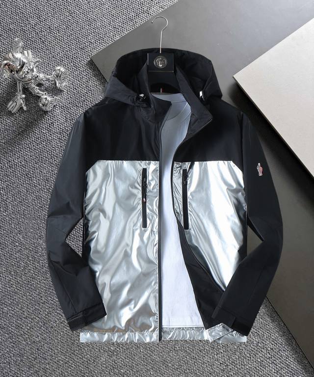 Same style as Moncler's official website, complete with all three tags, early re