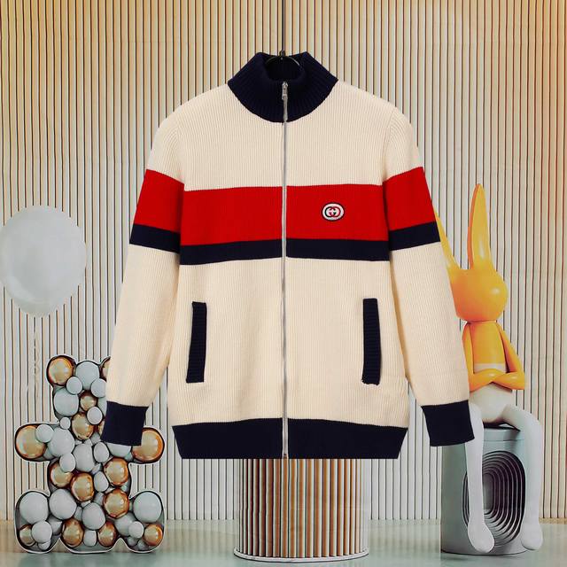 A popular Gucci item, crafted from high-end wool knit fabric. Simple and elegant