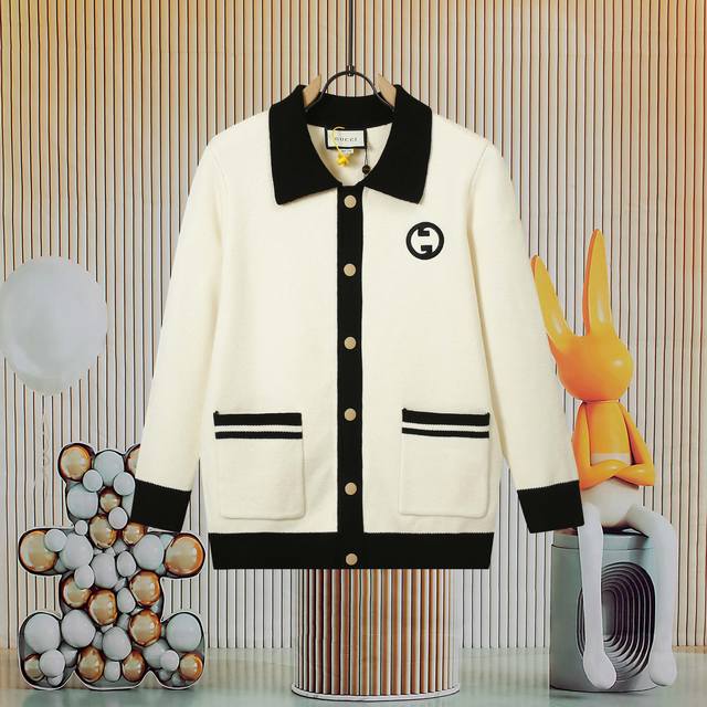 A popular Gucci item, crafted from high-end wool knit fabric. Simple and elegant