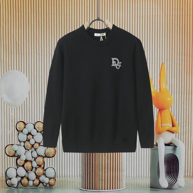 Dior's new crew neck knit sweater, made with high-end core-spun yarn fabric. The