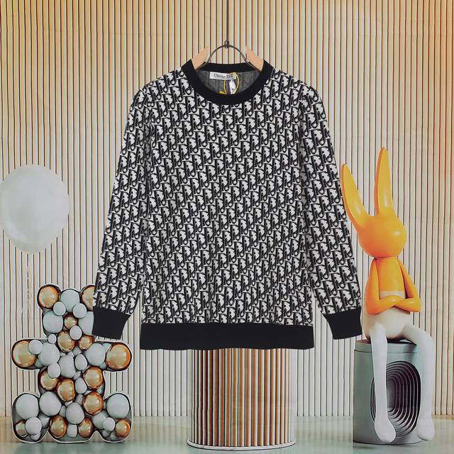 Dior's new crew neck knit sweater, made with high-end core-spun yarn fabric, fea
