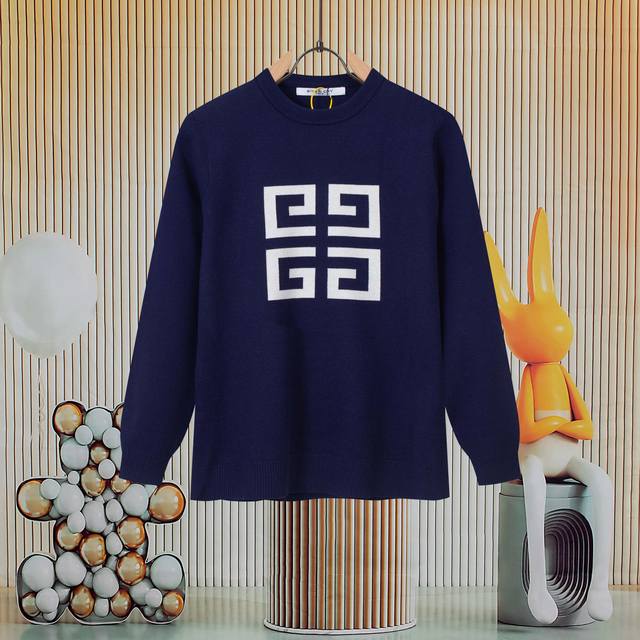 Givenchy crew neck knit sweater. Clear texture, three-dimensional effect, comfor