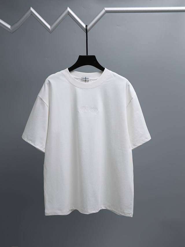 Burberry* 2026春夏款上新 原高版本 巴宝莉 面料采用280克高密度纯棉 不变形 不缩水 工艺介绍：双线走位 胸前采用精密刺绣后幅贴布刺绣工艺 颜色