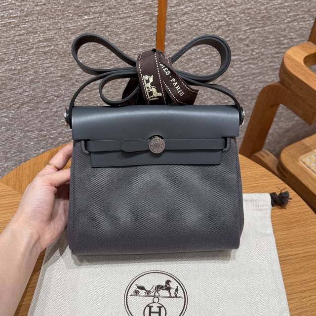 迷你Herbag，石板灰 石板灰，帆布拼牛皮肩背包，银扣，高级手工专属定制 客订实拍Customer Order