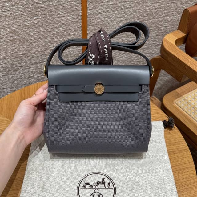 迷你Herbag，石板灰 石板灰，帆布拼牛皮肩 背包，金扣，高级手工专属定制 客订实拍Customer Order