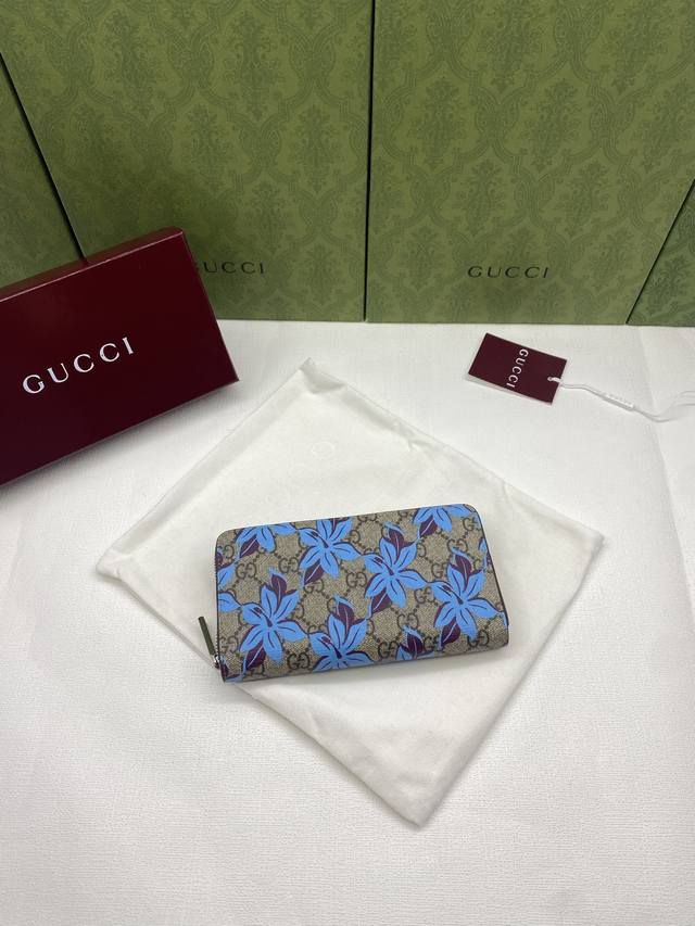 Comes with red box. Model: 841150. The iconic Gg Supreme canvas makes a stunning