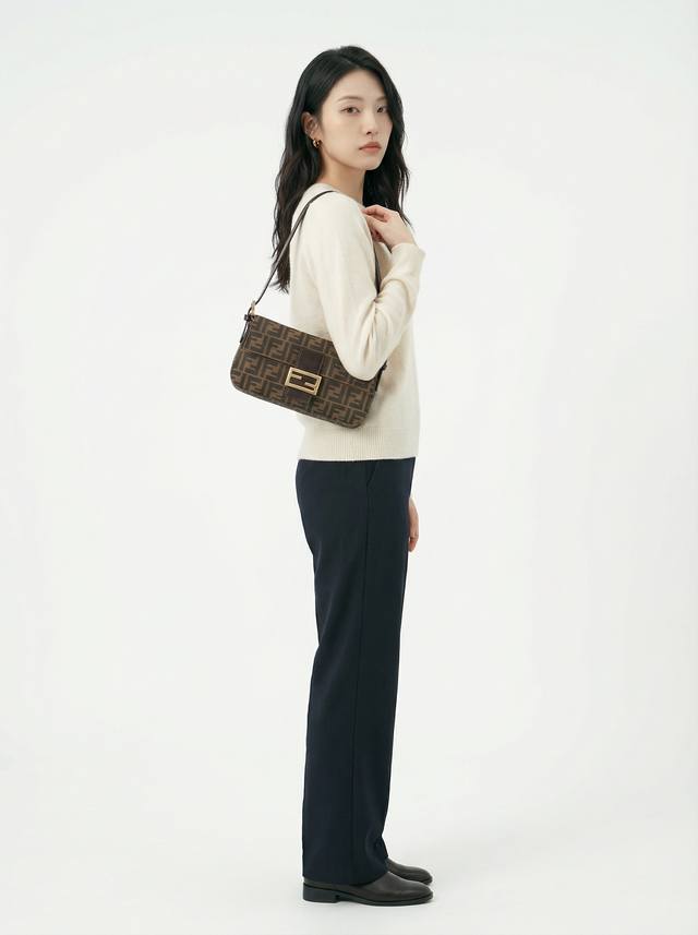 Small size with gold hardware and two shoulder straps Fend1 Vintage Super cool v