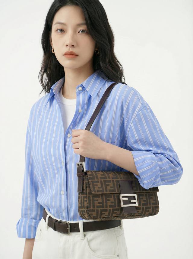 Small silver bag with two shoulder straps Fend1 Vintage Super cool vintage bague