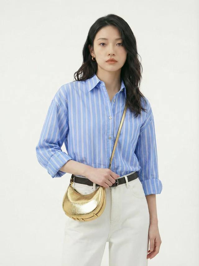 Model with shoulder strap, size 16cm, Fend1praphy underarm bag. Featuring a cres