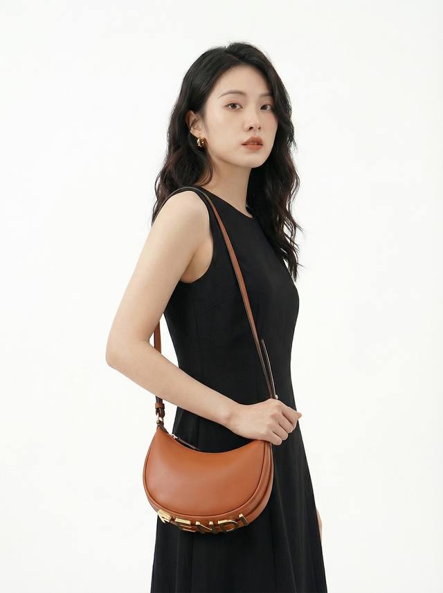 model comes with an adjustable long shoulder strap. This Fend1 Praphy underarm b