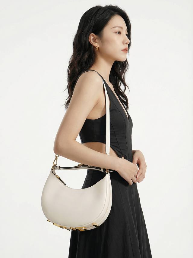 Original single item with shoulder strap, model 11001, size 29cm. Fend1 Praphy u