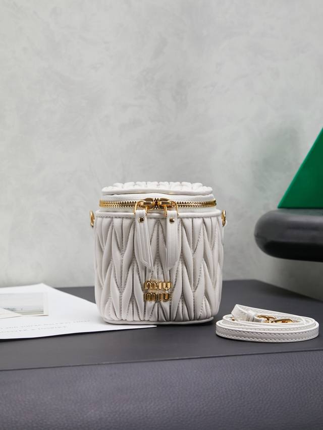 Comes with original packaging. New ultra-mini cosmetic bag, made of top-grade im