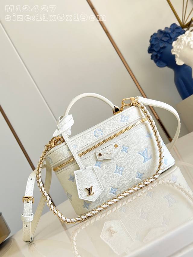 顶级原单 独家实拍 M12427奶油丝蓝 M27744 Vanity Chain pouch 手袋汲取路易威登典藏硬箱的造型灵感，凝练品牌的旅行精神。Monog