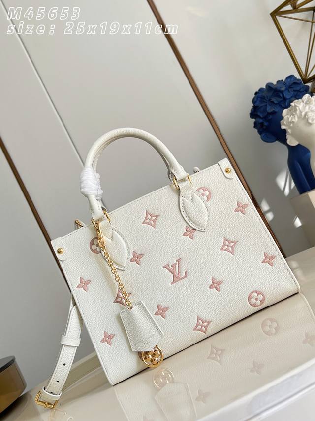顶级原单 独家实拍 M45653奶油印粉 M28313 本款 Onthego 小号手袋取材 Monogram Empreinte 皮革，以双色设计焕新当季风尚。
