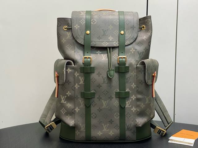 原单精品 M27080军绿色 双肩包 Sac à Dos Christopher Mm 双肩包 这款Christopher Mm背包由Monogram Surp