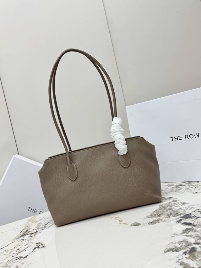Tr New Terrasse Tote Bag with Pebbled Grain Texture - Top Quality. This long sho Tr New Terrasse Tote Bag with Pebbled Grain Texture - Top Quality. This long sho