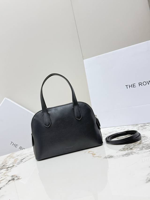 Tr The new small size The Row Lingrid shell bag has arrived! The bag is made of Tr The new small size The Row Lingrid shell bag has arrived! The bag is made of
