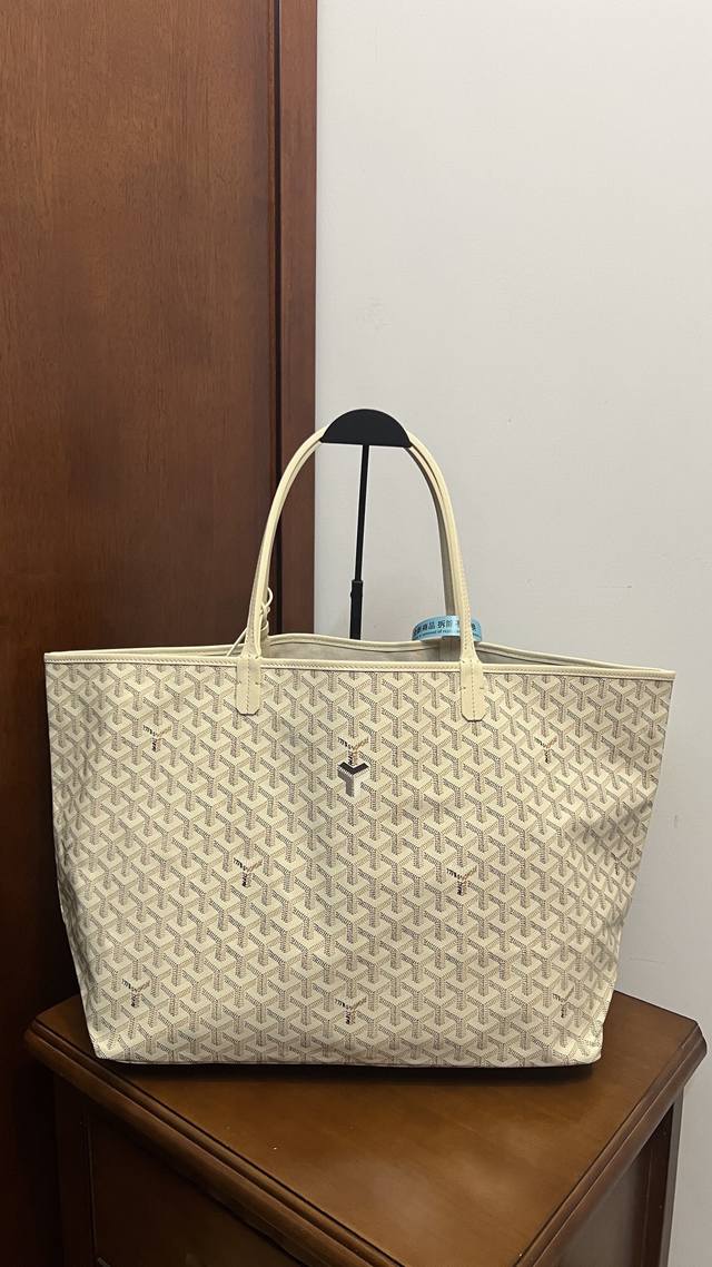 The picture shows the large Goyard sandy gravel special edition, now available!