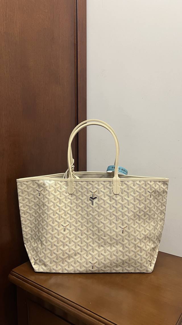 The picture shows the small Goyard sandy gravel special edition, now available!