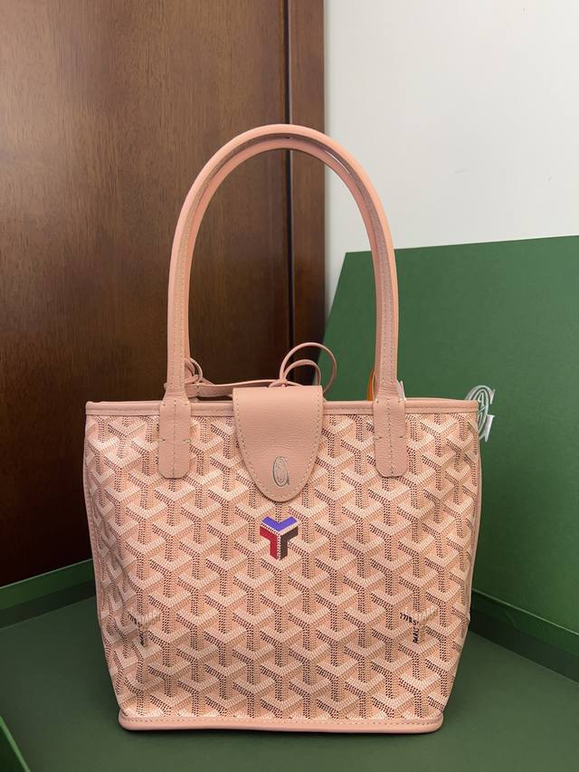 Goyard Anjou 迷你包是标志性 Saint Louis 包的皮革版本，内衬采用 Goyardine 帆布。它提供两种不同的美学风格。其逐渐加厚的提手可