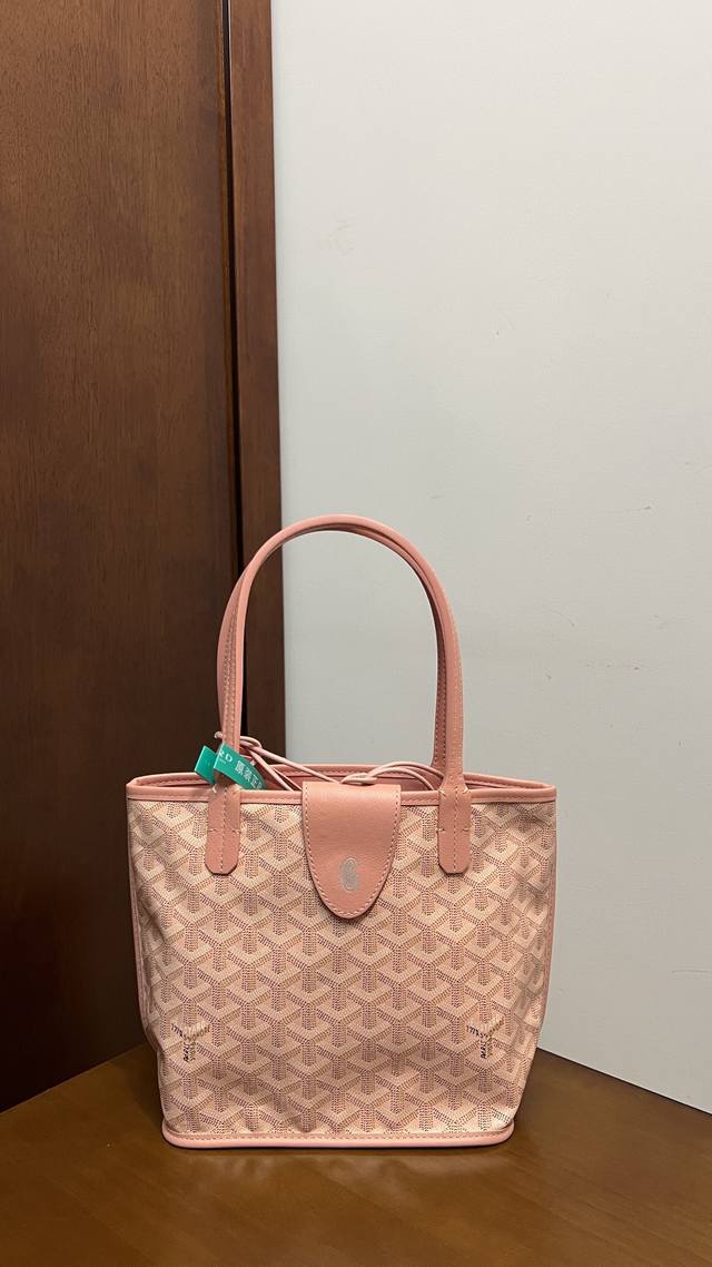 Goyard Anjou 迷你包是标志性 Saint Louis 包的皮革版本，内衬采用 Goyardine 帆布。它提供两种不同的美学风格。其逐渐加厚的提手可