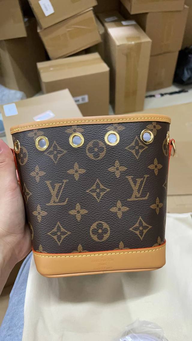 No holiday for Chinese New Year, normal shipping, real photos, bucket bag M81266