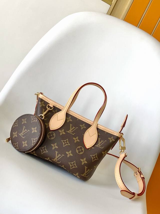M46705 皮肩带 顶级原单 本款 Neverfull Bb手袋结合了经典设计与标志性细节。由 Damier Ebene 帆布制成，采用多彩织物内衬，并搭配牛