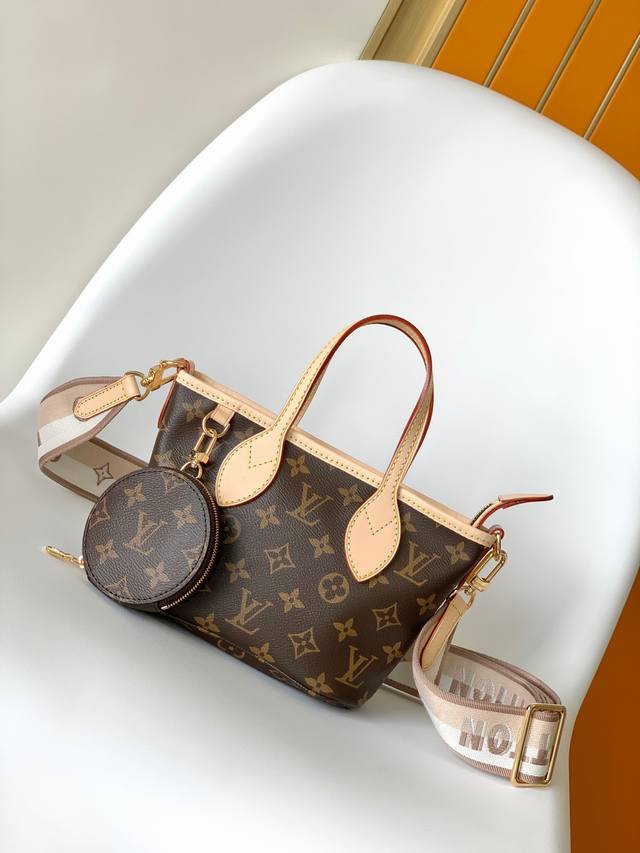 M46705 卡其织带 顶级原单 本款 Neverfull Bb手袋结合了经典设计与标志性细节。由 Damier Ebene 帆布制成，采用多彩织物内衬，并搭配