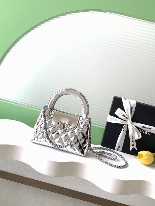 26C Kelly chain bag, silver patent leather with classic quilted pattern, super s