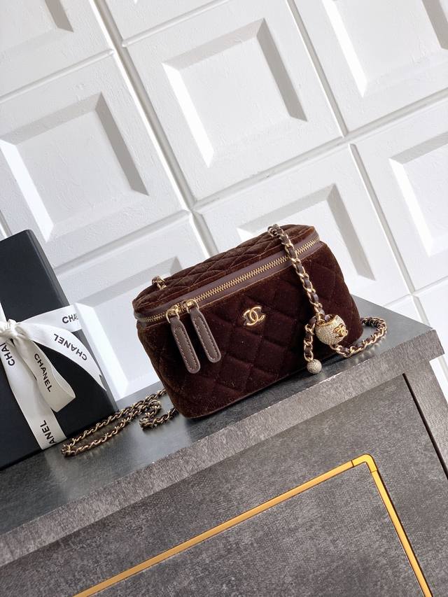 Coffee-colored silk Ohanel 25B box bag with diamond and gold bead clasp. Exquisi